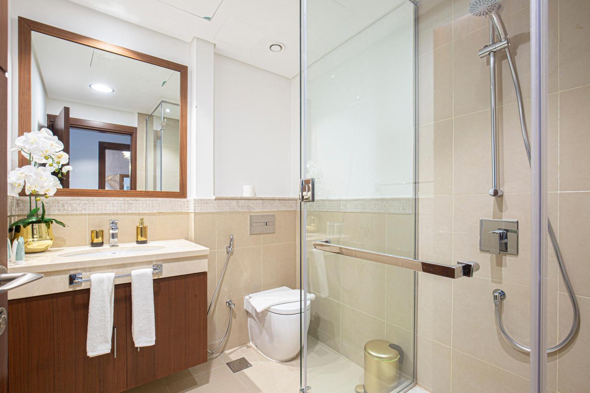 Magnificent Luxurious 2 Bedroom With Skyline & Sea View Apartment *