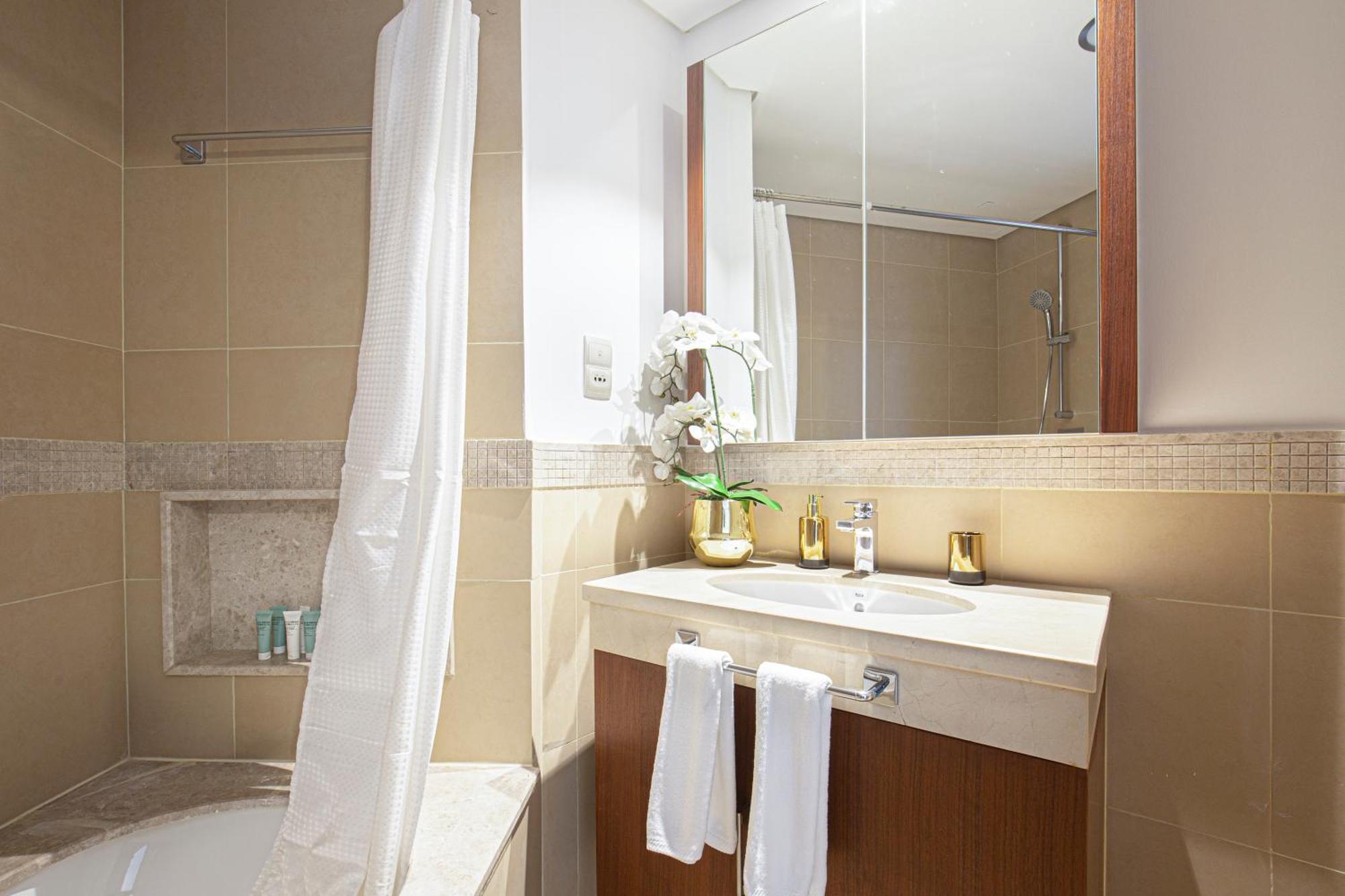 Magnificent Luxurious 2 Bedroom With Skyline & Sea View