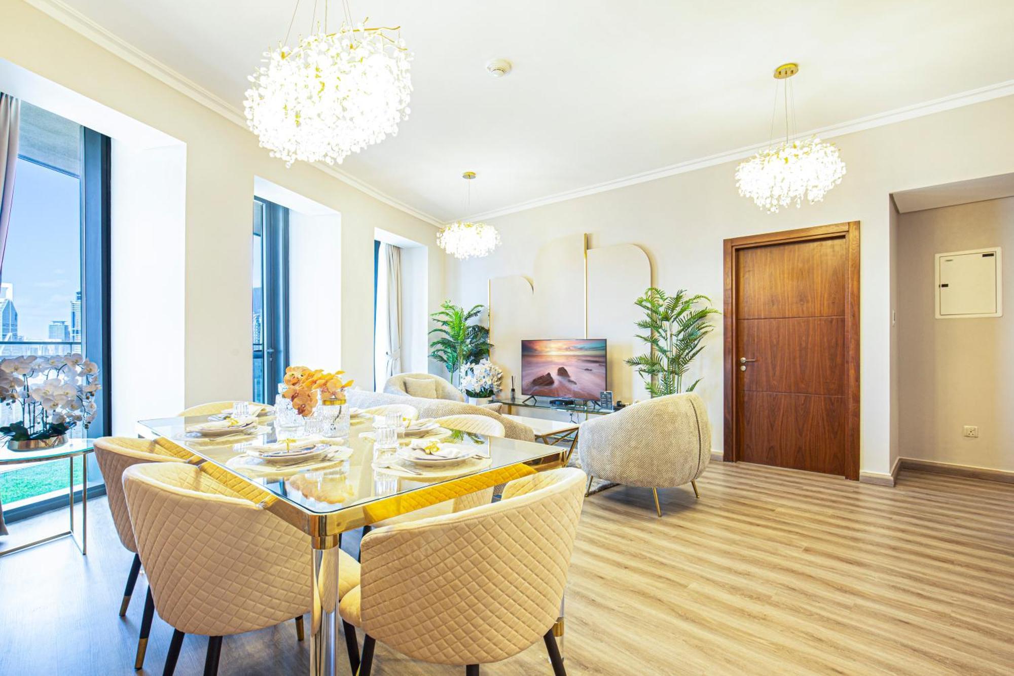 Magnificent Luxurious 2 Bedroom With Skyline & Sea View Apartment *