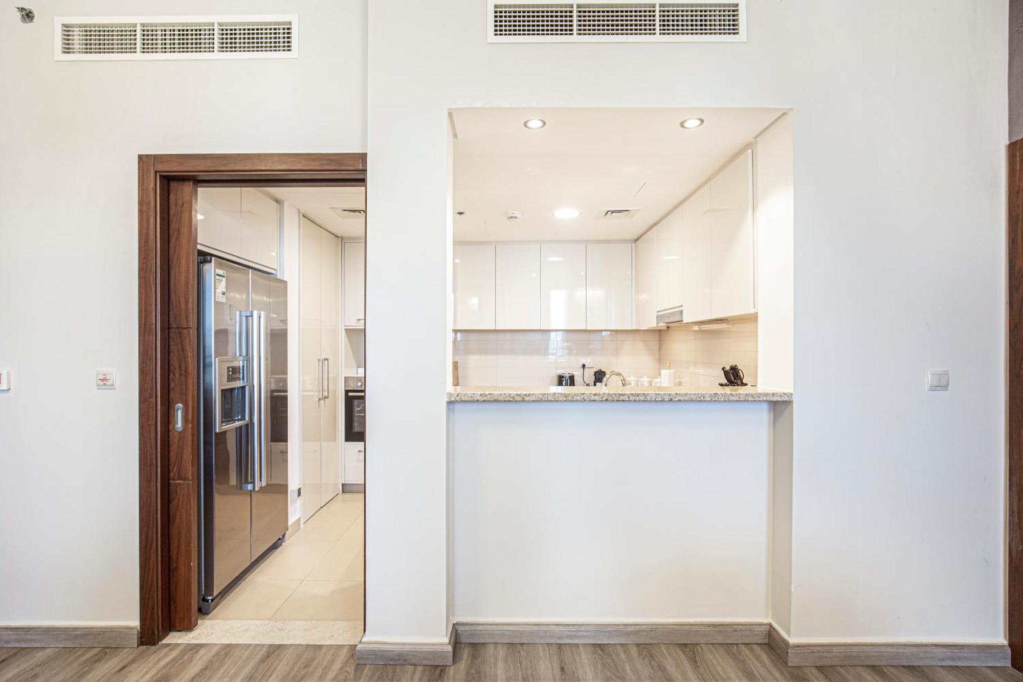 Magnificent Luxurious 2 Bedroom With Skyline & Sea View Apartment