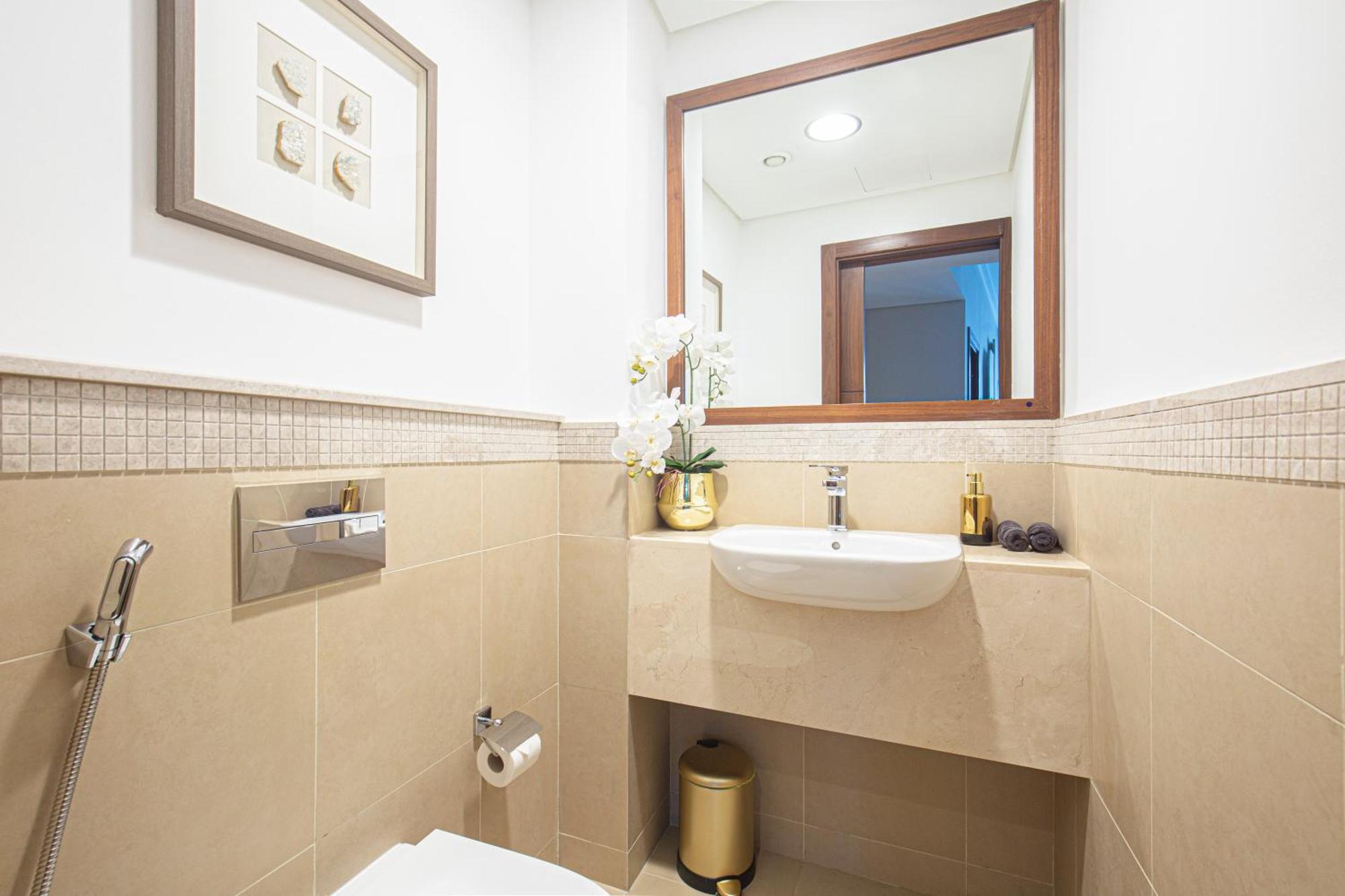 Magnificent Luxurious 2 Bedroom With Skyline & Sea View Apartment *