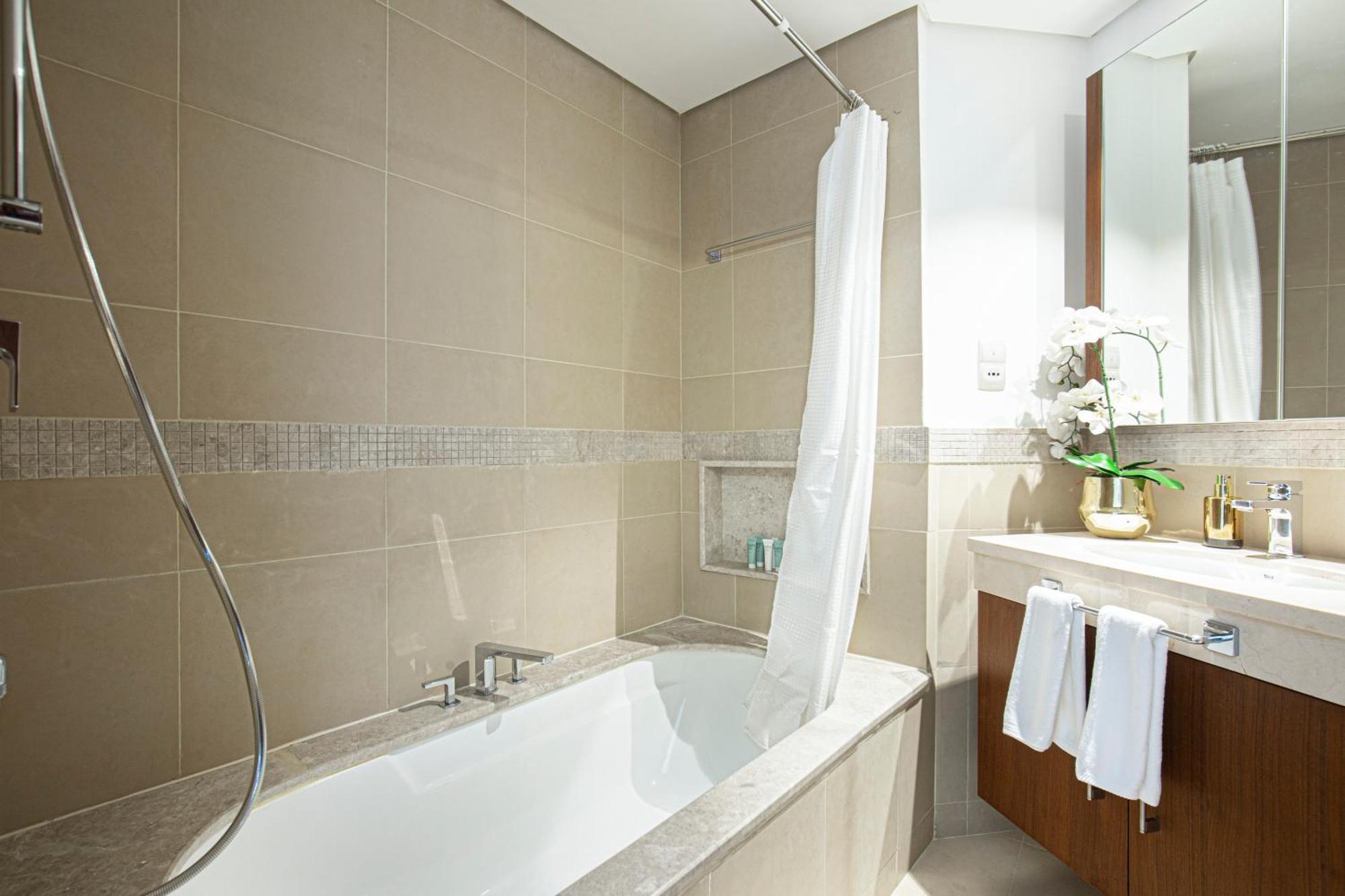 Magnificent Luxurious 2 Bedroom With Skyline & Sea View Apartment Dubai