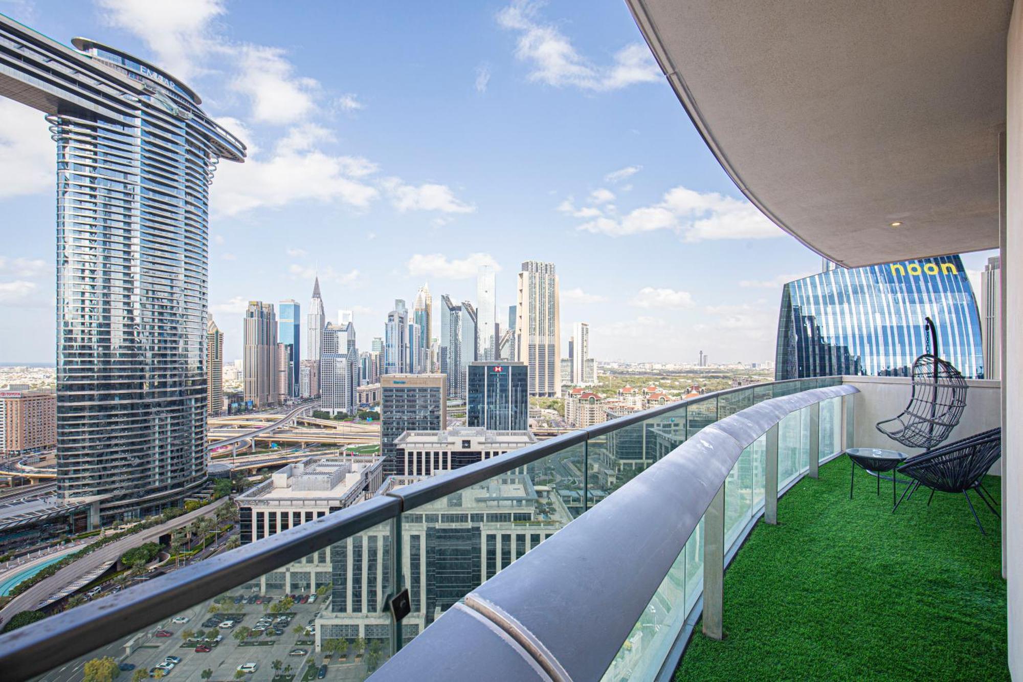 Magnificent Luxurious 2 Bedroom With Skyline & Sea View *