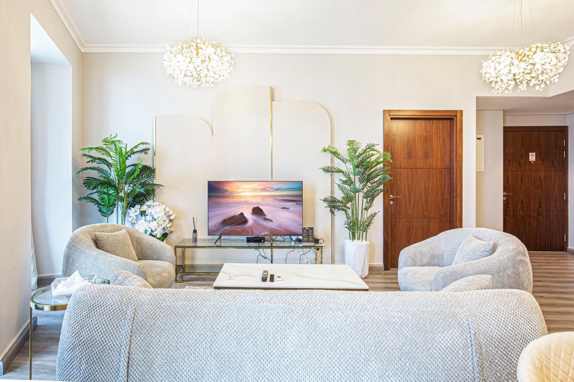 Magnificent Luxurious 2 Bedroom With Skyline & Sea View