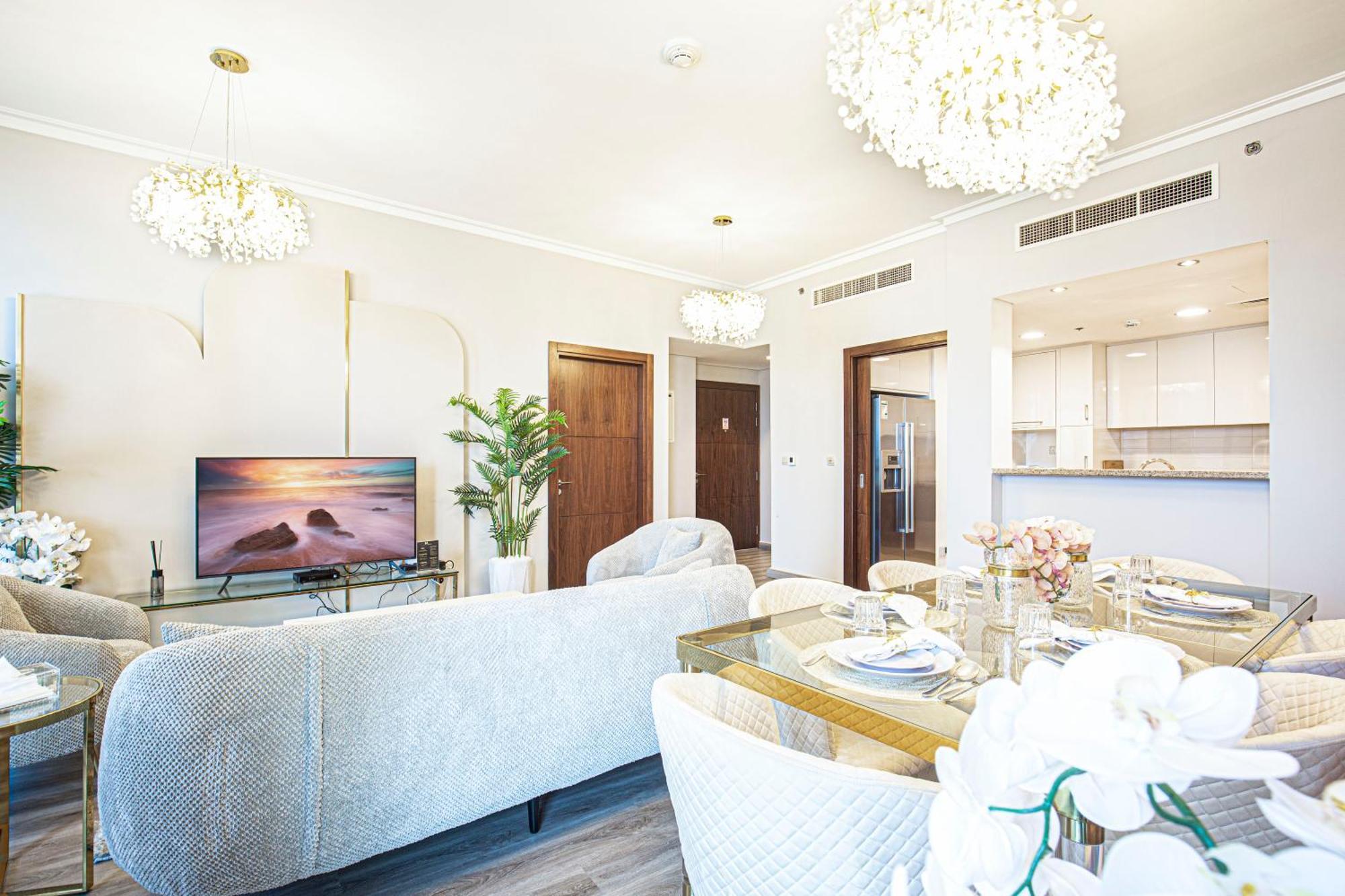 Magnificent Luxurious 2 Bedroom With Skyline & Sea View Apartment *