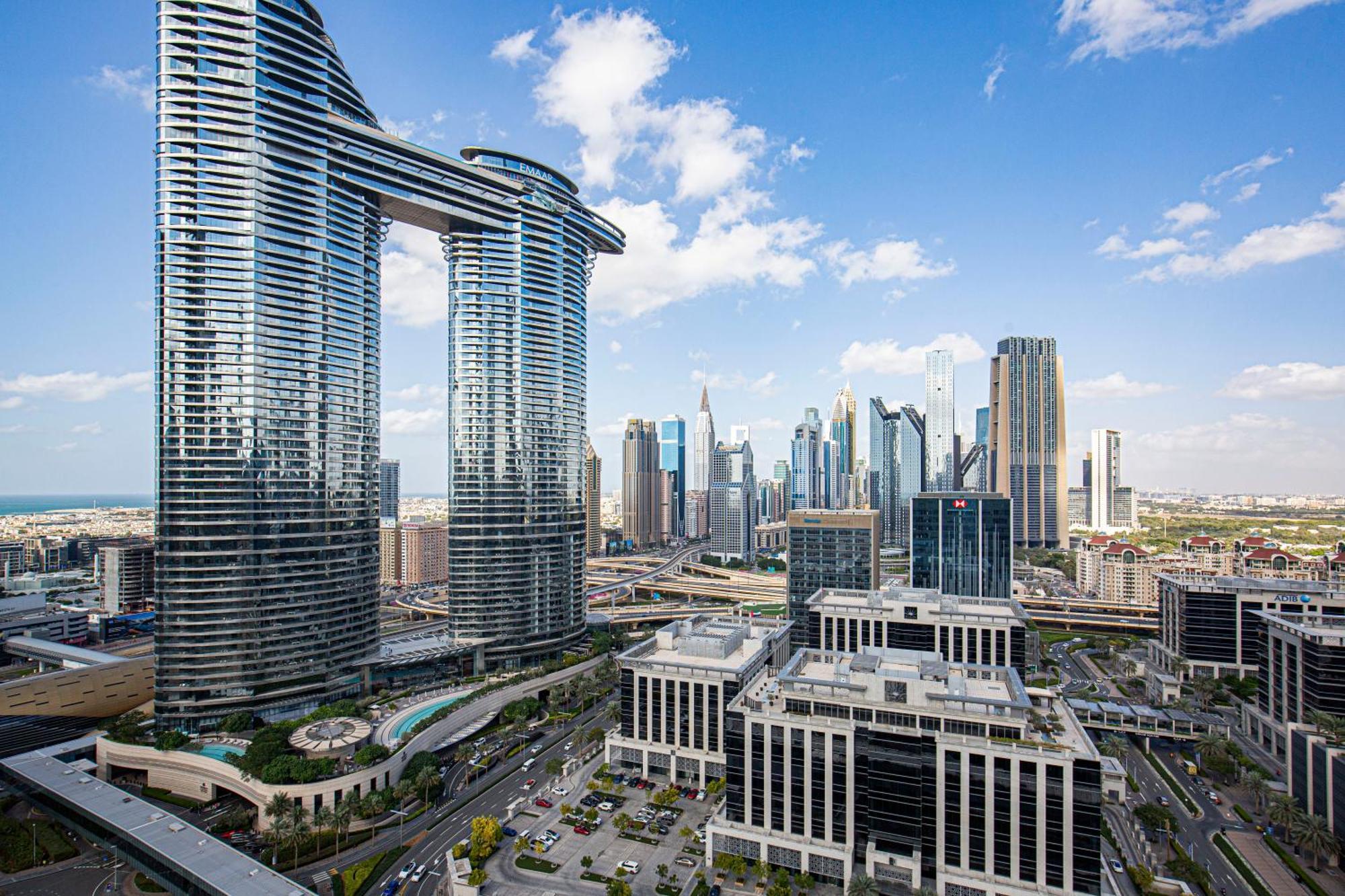Magnificent Luxurious 2 Bedroom With Skyline & Sea View Apartment *